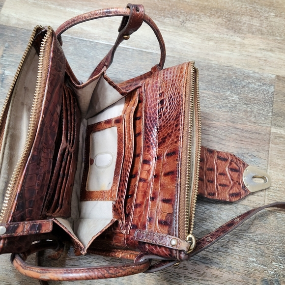 BRAHMIN CROC EMBOSSED LEATHER CROSSBODY PURSE - Picture 16 of 16
